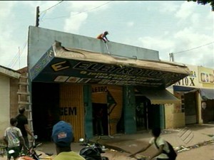 Clientes levaram até placa da loja de compra premiadas em Marabá, Pará (Foto: Reprodução / TV Liberal)